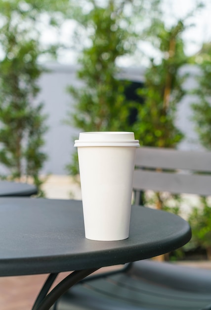 Taza de café en la cafetería