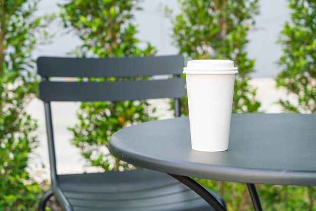 Taza de café en la cafetería