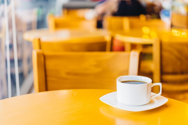 Taza de café en la cafetería