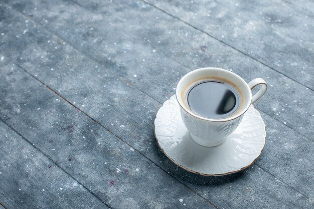 taza de café caliente y fuerte en el escritorio azul, café cacao bebida caliente