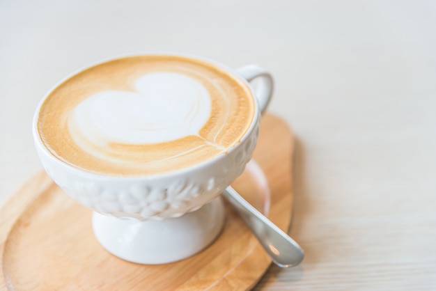 Taza de café caliente del latte