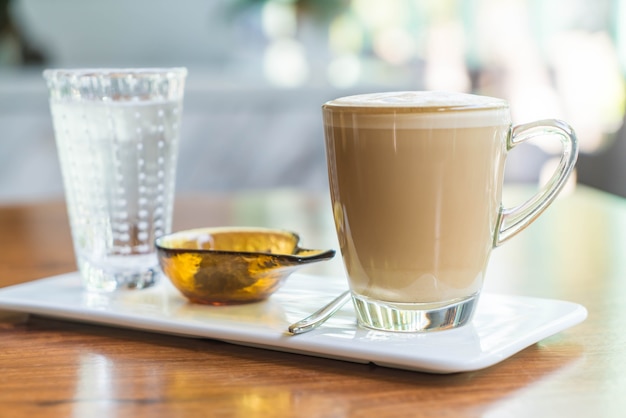 Taza de café caliente de latte