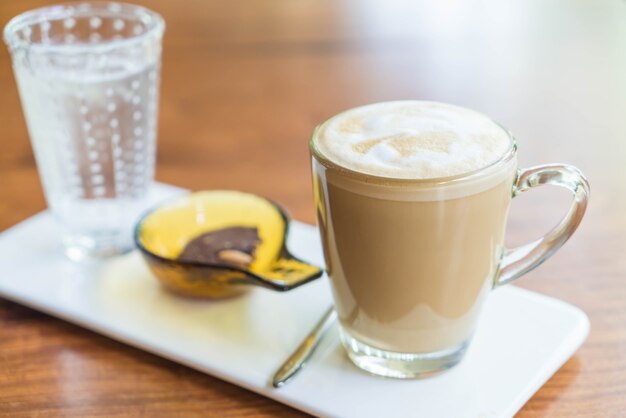 Taza de café caliente de latte