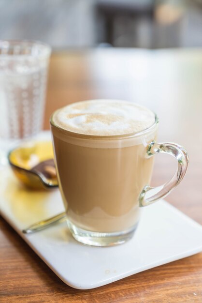 Taza de café caliente de latte