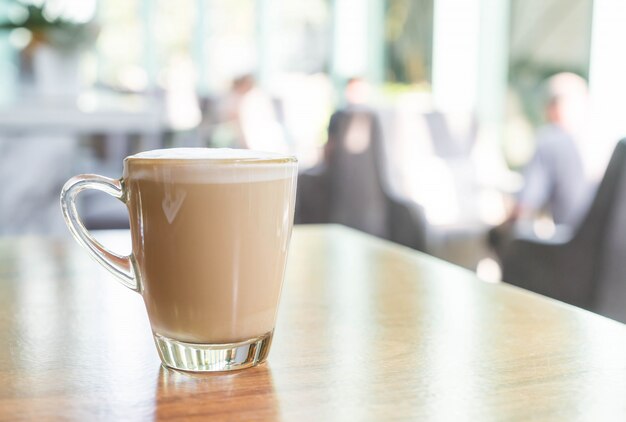 Taza de café caliente de latte