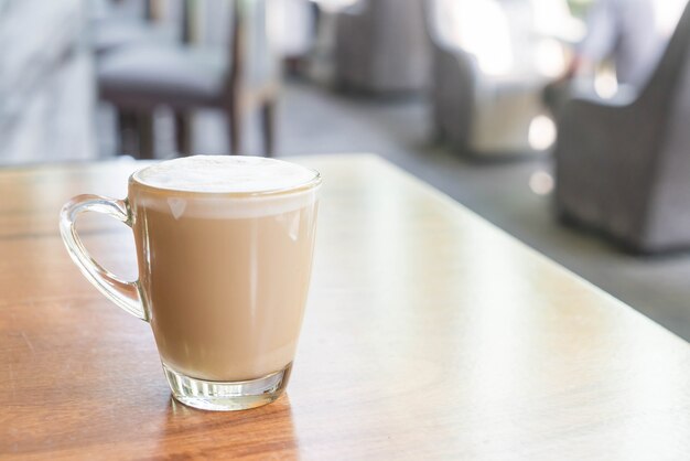 Taza de café caliente de latte