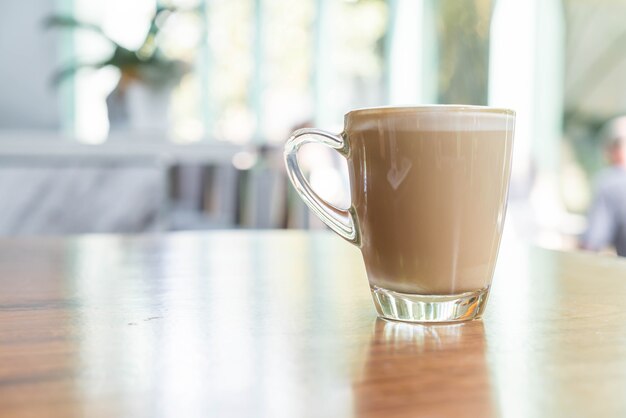 Taza de café caliente de latte