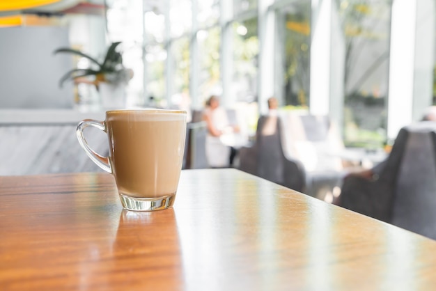 Taza de café caliente de latte