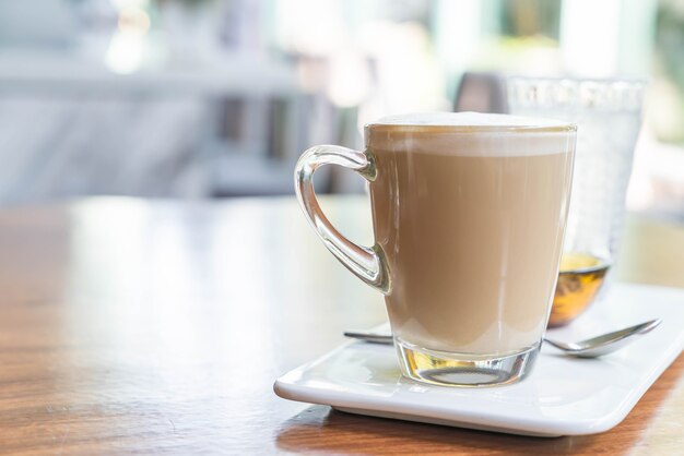 taza de café caliente del latte