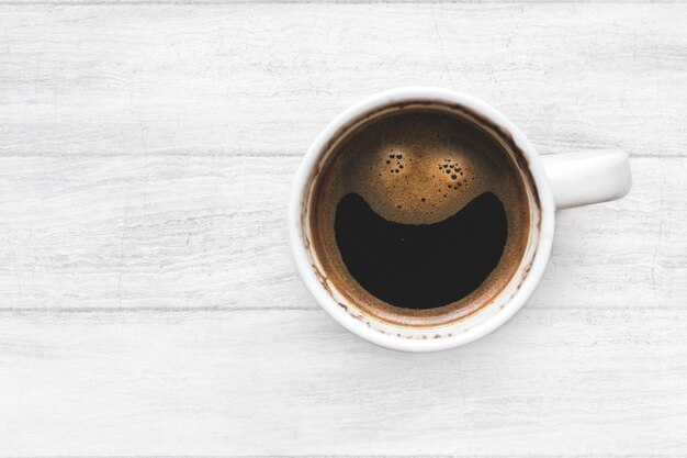 Taza de café caliente por la mañana. Visite Kaboompics para obtener más información gratis