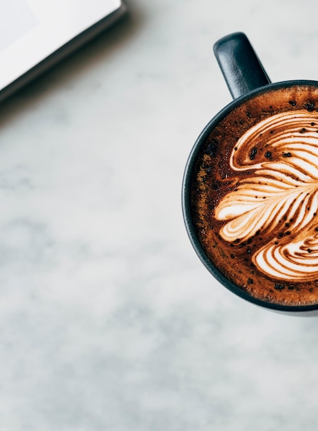 Foto gratuita taza de café caliente en una mesa