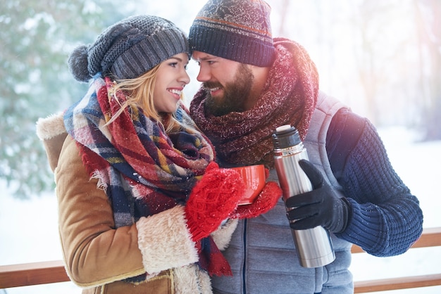 Taza de café caliente en el paisaje invernal