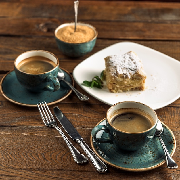 Una taza de café caliente con postre.