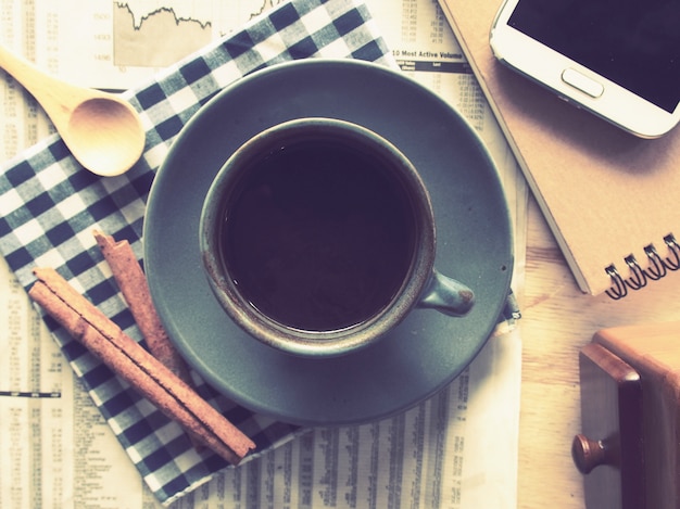 Taza de café con canela al lado