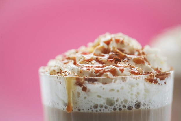 Taza de café con caramelo y crema batida