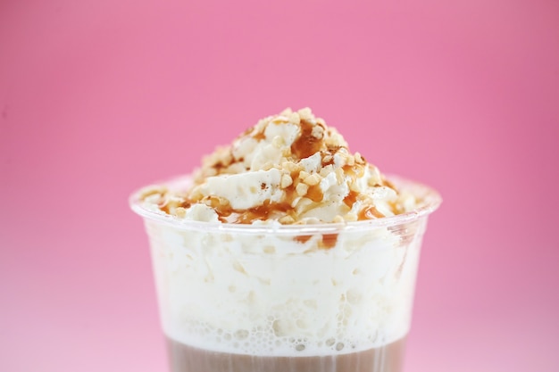 Taza de café con caramelo y crema batida