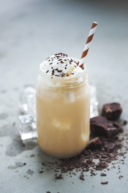 Taza de café con caramelo y crema batida