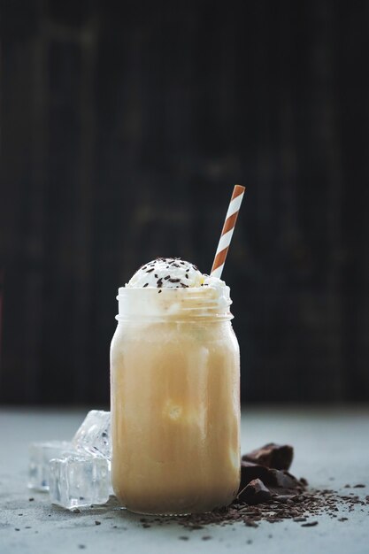 Taza de café con caramelo y crema batida