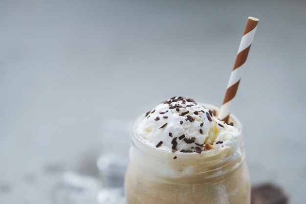 Taza de café con caramelo y crema batida