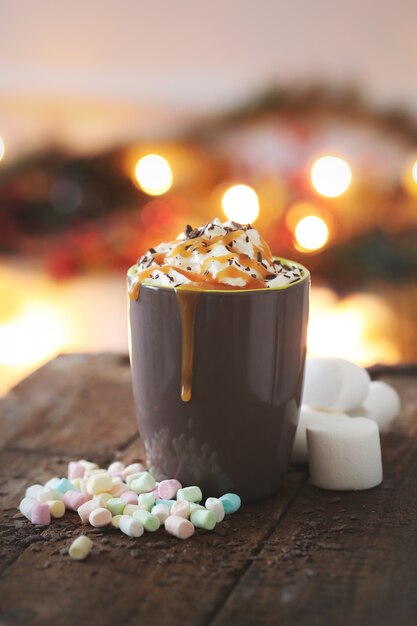 Taza de café con caramelo y crema batida