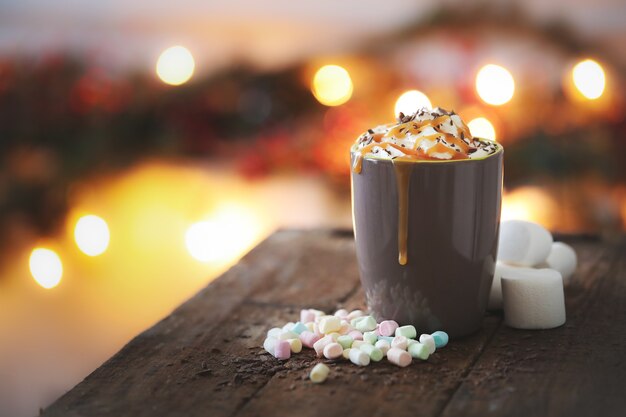 Taza de café con caramelo y crema batida