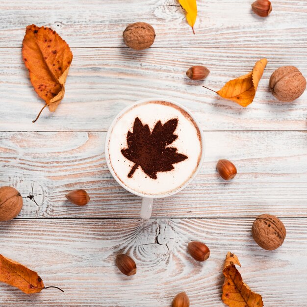 Taza de café con castañas y nueces.