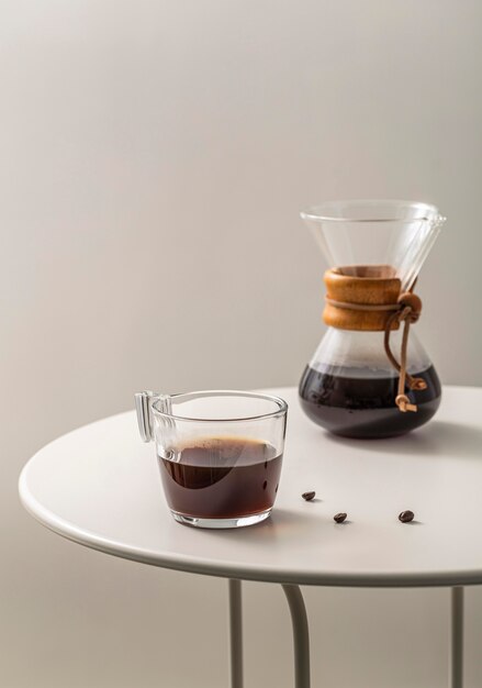 Taza de café con chemex en mesa