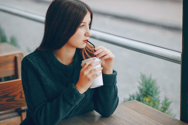 Taza de café de colores alegres personas