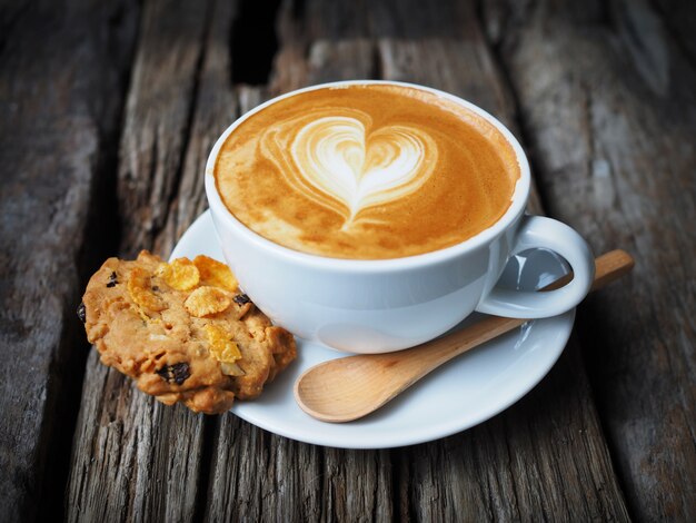 Taza de café con un corazón dibujado en espuma