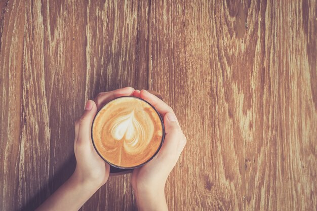 Taza de café con un corazón dibujado en espuma