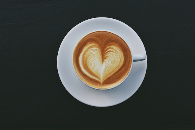 Taza de café con un corazón dibujado