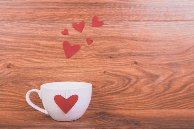 Taza de café con un corazón rojo