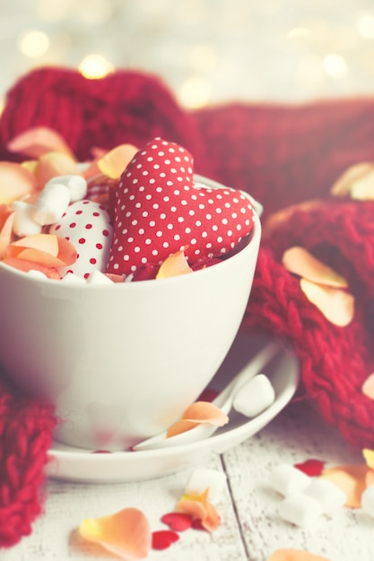 Taza de café con corazones dentro