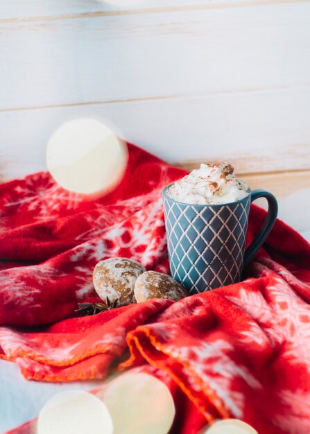 Taza de café con crema batida en la mesa