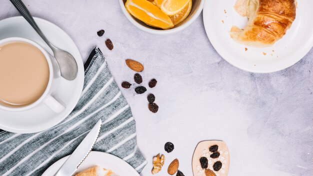 Taza de café con croissant en plato