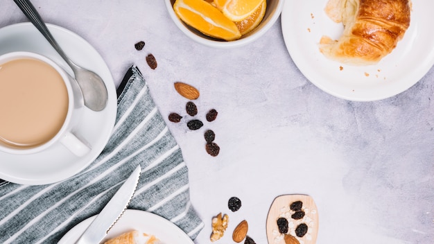 Taza de café con croissant en plato