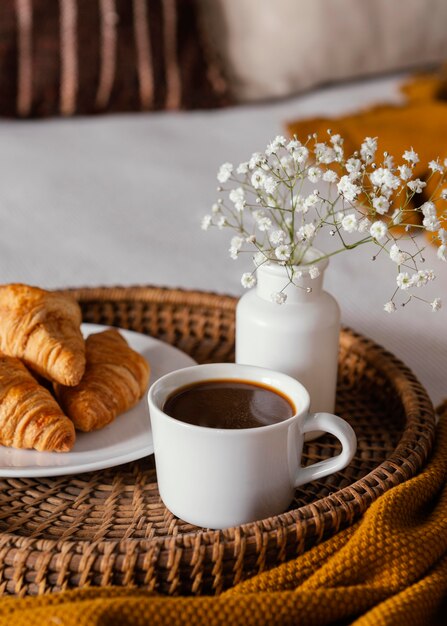 Taza de café y croissants de ángulo alto