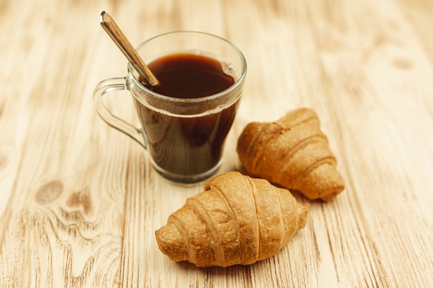 Taza de café y cruasanes en la mesa