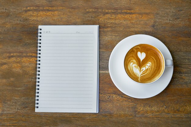 Taza de café y cuaderno