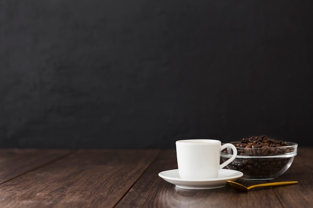 Taza de café con cuchara y espacio de copia