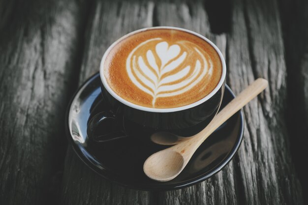 Taza de café con una cuchara de madera