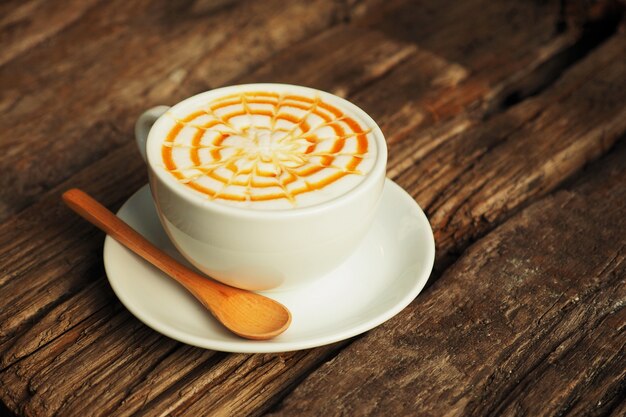 Taza de café con una cuchara de madera