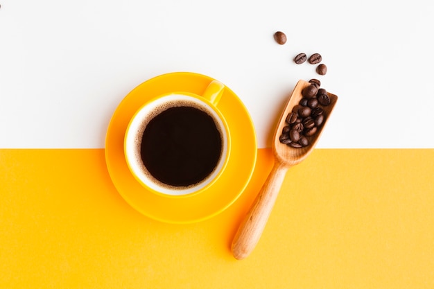 Taza de café con cuchara sobre la mesa