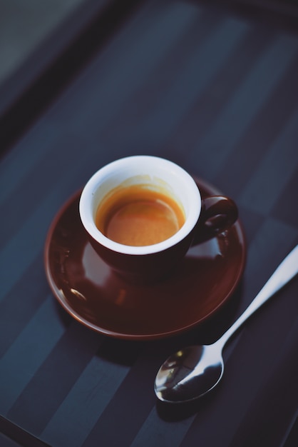 Foto gratuita taza de café con una cucharilla