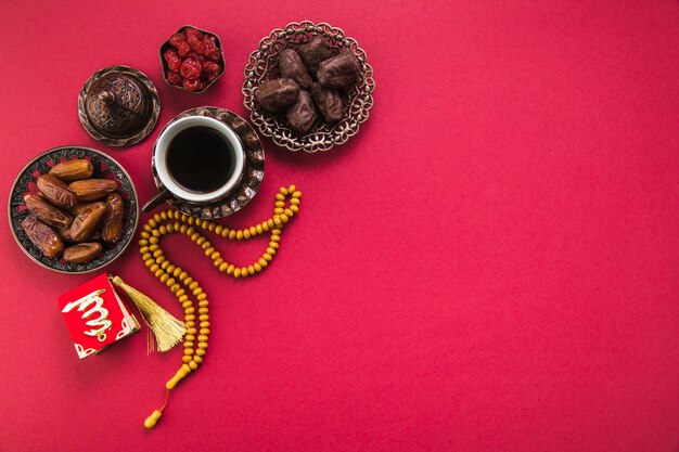 Taza de café con dátiles frutales y abalorios.