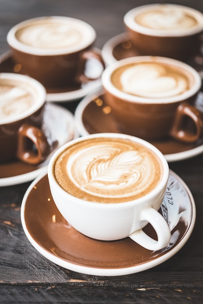 Toma De Dos Tazas De Café Con Leche Sobre Una Superficie De Madera Imagen  de archivo - Imagen de taza, leche: 262337277