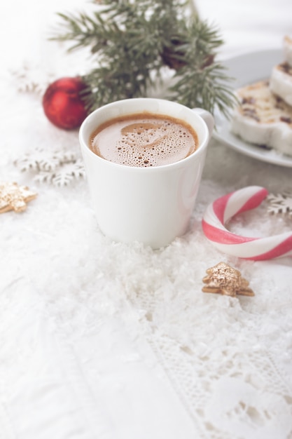 Foto gratuita taza de café con decoración navideña