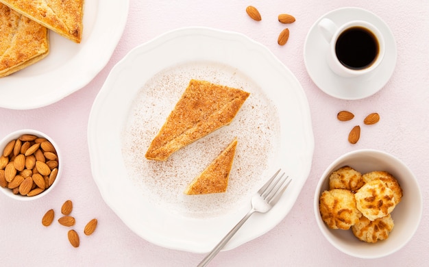 Foto gratuita taza de café y deliciosas galletas orgánicas.