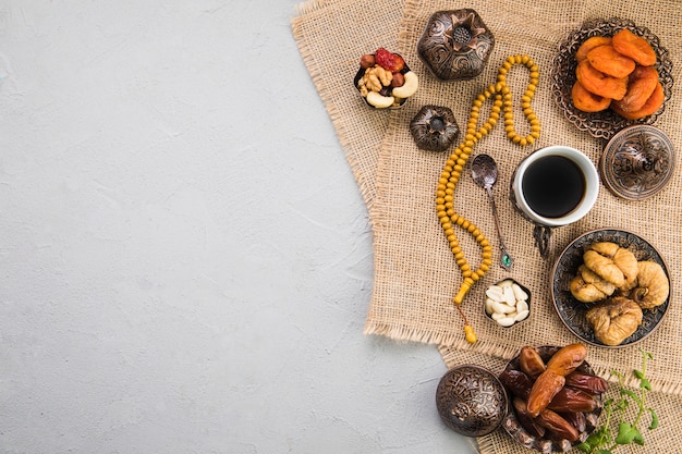 Taza de café con diferentes frutos secos y nueces.