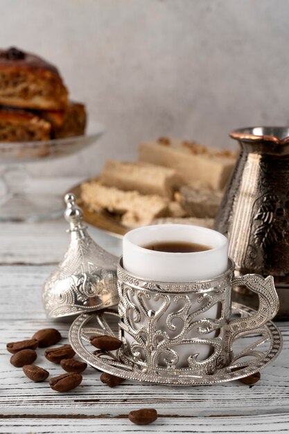 Taza de café y dulces de alto ángulo